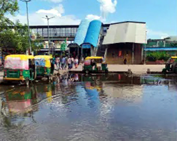 कानपुर सेंट्रल स्टेशन पर पार्किंग से एस्कलेटर तक भरा सीवेज पानी, दो यात्री फिसलकर गिरे