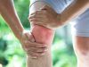 इन 5 चीजों का सेवन नियमित करें घुटनों के दर्द से पाएं छुटकारा