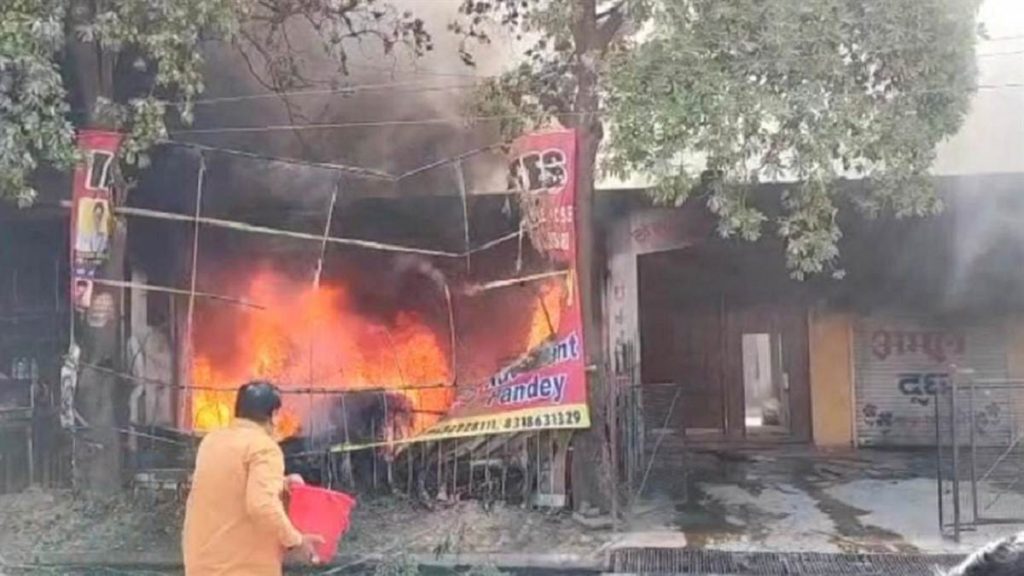 यशोदा नगर में टेंट गोदाम और फास्ट फूड की दुकान में लगी आग, बुझाने में तीन झुलसे