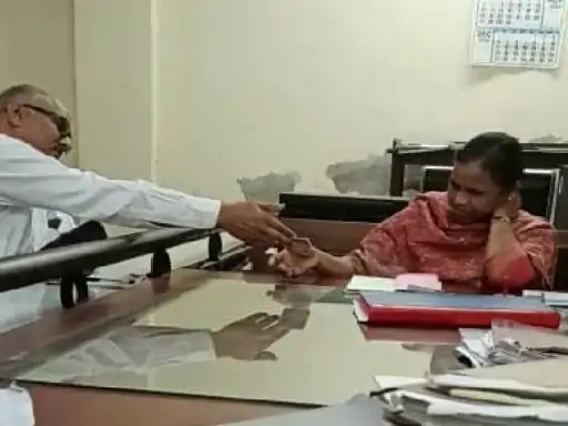 कानपुर में ACM कोर्ट में महिला पेशकार रिश्वत लेते पकड़ी गयी, DM ने मांगी रिपोर्ट