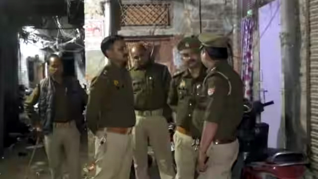 कानपुर के कुली बाजार क्षेत्र में एक घर से 4 बोरी प्रतिबंधित मांस बरामद, पुलिस ने किया नष्ट