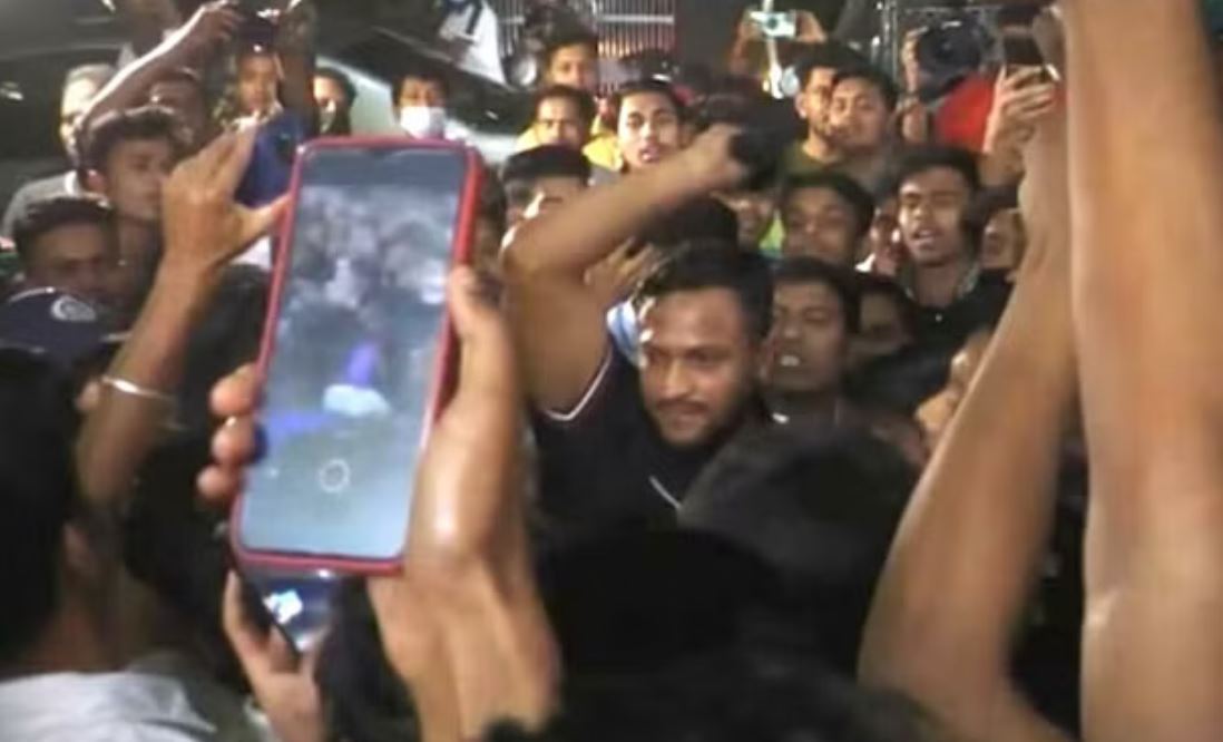 Video: भीड़ के बीच शाकिब अल हसन ने खोया आपा, फैन की टोपी उतार की पिटाई