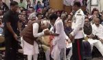 Padma Award: किसी ने घुटनों पर बैठकर किया प्रणाम तो किसी के सम्मान में खड़े हुए पीएम मोदी, दिल छू लेंगी यह तस्वीरें