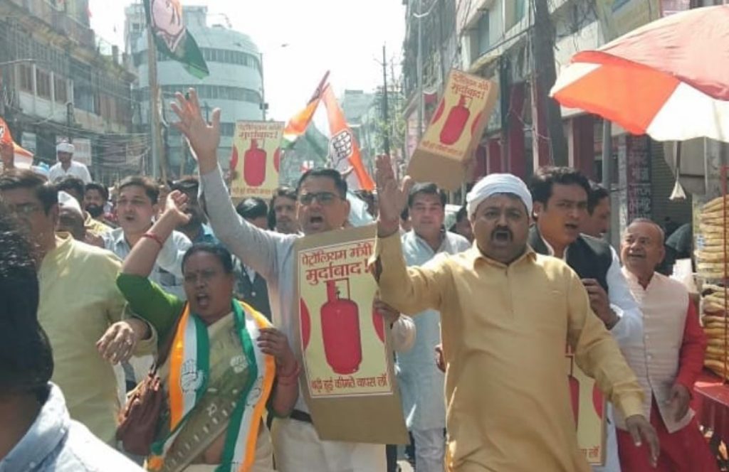 Kanpur: रसोई गैस के दाम बढ़ने पर बिफरे कांग्रेसी, प्रदर्शन कर बोले महंगाई तोड़ रही कमर