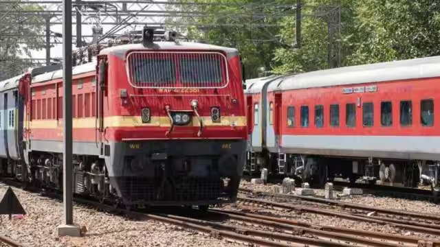 आंधी-पानी से कानपुर में पेड़ की डाल टूटकर गिरी ओएचई लाइन पर, फंसीं 24 ट्रेनें