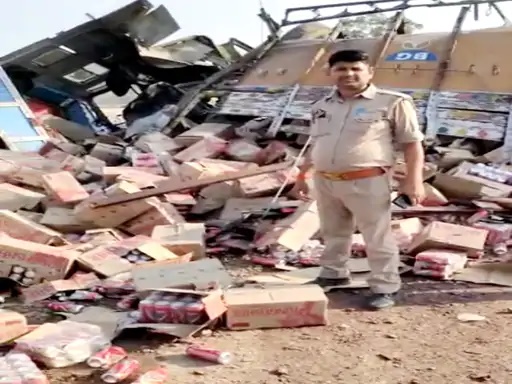 चौबेपुर में बीयर लदा ट्रक पलटा: मच गयी लूट, ड्राइवर-कंडक्टर को किसी ने नहीं बचाया