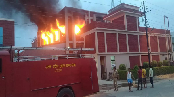 महाराजपुर के रूमा में तेल फैक्ट्री में सार्ट सर्किट से लगी आग, लाखों  का नुकसान