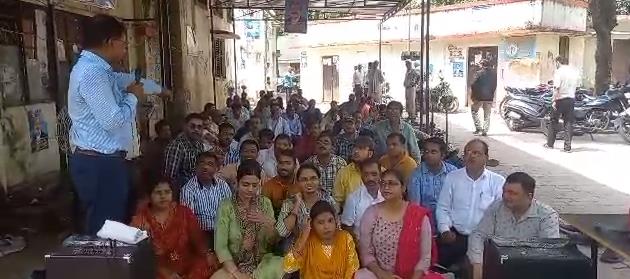 Kanpur: लेखपालों का कार्य बहिष्कार जारी, सचेंडी के रघुनाथपुर गांव पहुंची राजस्व टीम
