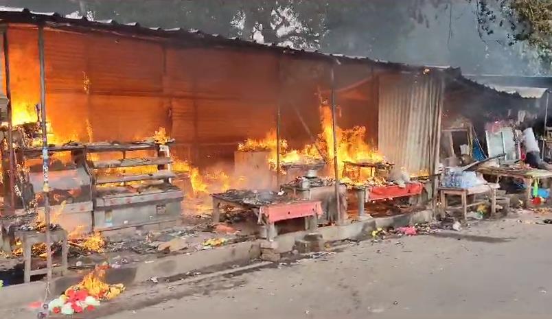 Kanpur: मंदिर के बाहर दुकानों में भड़की आग, थम गया हाइवे का यातायात