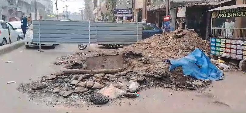 Kanpur: डॉट नाले की मरम्मत को फिर खोदी नई बनी सड़क, जाम में फंसकर हांफे राहगीर