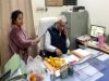 कानपुर में नाराज महिला पार्षद फूल-माला लेकर पहुंची अधिकारी के ऑफिस: अगरबत्ती जलायी, उतारी आरती, VIDEO वायरल